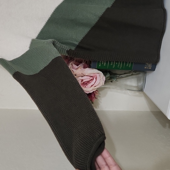 Elegant Color block green cream & brown sweater Career Contemporary Minimalist - Picture 9 of 11